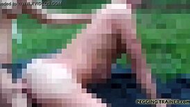 ¡Agáchate ahora! ¡Prepárate para que mi strapon tome el control!