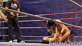 Faketit europeiske babes bryter hardt, catfighting med tatoveringer og store pupper.