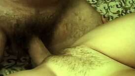 Isteri tunggu di katil untuk suami kotor tua.