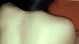 Dislam ke dinding, rambut panjang ditarik di gaya doggystyle Argentina yang liar