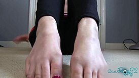Total Freedom with Barefeet for 10 Minutes! Can You Handle This Milf's Sexy Toes?