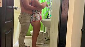 entro al baño y mi hermanastra esta cepillandose los diente en short que rico culo