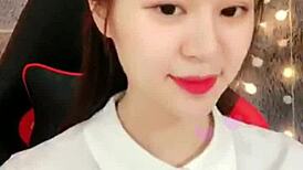 em gái áo trắng tinh khôi livestream