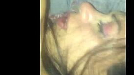 Po 12 hodinách párty ponúka svoju rit pri tyči