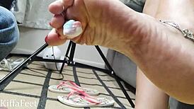 Goddess kiffa crushes candies and marshmallows!