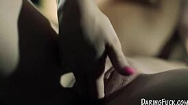 مهووس باللسبيات الأوروبيات يدخلن أصابع في كوسبلاي أنيق مع جوارب