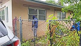 变态家伙偷看我在公共场合穿内裤