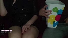 Palpeggiata da uno sconosciuto al cinema, la mia figa si è bagnata per il gioco pubblico