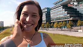 この年寄りドイツ男が可愛い学生観光客突くなんて信じられる？