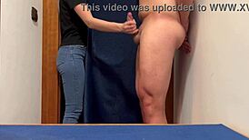 Masturboin sovituskopissa, kutsun tytön auttamaan kumina kun tukin