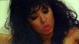 Lesbiene retro fără păr ling și deget în scenă clasică antică dublă