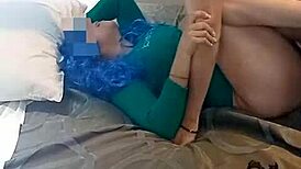 Hombre liberal disfruta grabar como le dan veraga a su esposa azul dando regalo de aniversario a su marido cuckold pov!