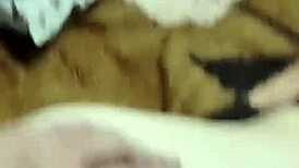 novinha tarada fica dando a xereca para o coroa e a mesmo tempo falando com o namorado pelo celular mas que safada