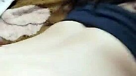 novinha tarada fica dando a xereca para o coroa e a mesmo tempo falando com o namorado pelo celular mas que safada