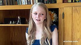 Ersties ideges szőke csaj belemerül szexi fegyelembe borotvált testtel