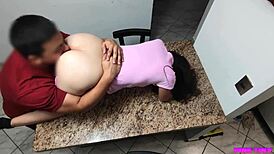 linda fată de 18 ani sedusă de tată vitreg