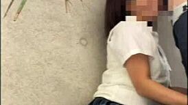 아마추어 일본 여자가 숨겨서 남친 블로우잡, 도기에서 신음