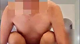 Feliz navidad cuckold pam hotwife de colegiala y sin condon follando frente a su marido no aguanta las ganas de unirse y meterle la verga