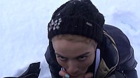 Vruća studentkinja zavodi profesora hrabrim potezom posle skijačke lekcije