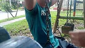 Savurând o delicatesă cu latină pe străzile din Medellin