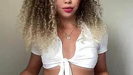 Latina con culo gigante provoca al vecino con juego anal