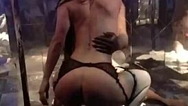 watchin these two gettin freaky live