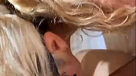 Feliz navidad cuckold pam hotwife de colegiala y sin condon follando frente a su marido no aguanta las ganas de unirse y meterle la verga