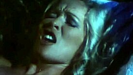 Винтидж порно секс възбужда дълбоко опитната двойка в класическа сцена