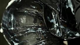 Luokanainen kastellaan kullilla gloryholessa