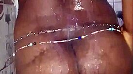Hey, watch this thick ebony babe fuck and dance in the shower! 💃🛁