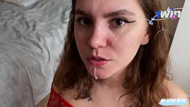 Sì mi manchi, chiacchiera col fidanzato mentre vicino la scopa duro e le sborra in bocca