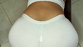 me encanta hacer yoga con hilo pequeño mostrando mi enorme culo