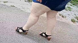 MILF de culo grande se agacha en el parque para final cremoso doggystyle