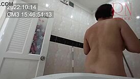 알몸 메이드가 팬티 없이 사무실 청소하며 노출감 느끼네