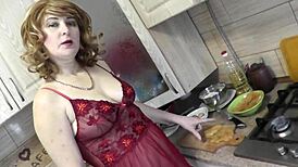 Milf Frina vaří nahá v průsvitné noční košili se sexy křivkami