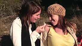 Lesbický pár sdílí polibek venku, pak se rozpálí se straponem