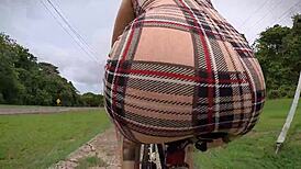 Exhibicionistická jízda na kole s butt plugem, soused se dívá?