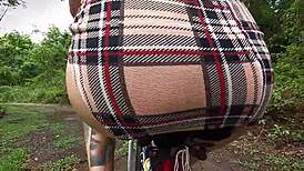 Exhibicionistická jízda na kole s butt plugem, soused se dívá?