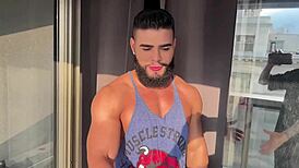 お、痩せたバーバーがパンプアップしたクライアントを犯す