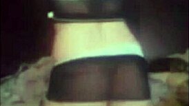 18+ Teen tanzt und spielt mit Dildo im Loop