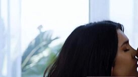 Bušilý zrzky lesby Haley Reed a Madison Morgan si užívají vlhkou masáž prdelí