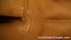 Južnoindijska žena gola u tušu, snima muž
