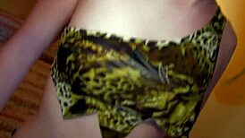 hey, guarda questa bionda che si fa cavalcare il culo con un grosso cazzo?