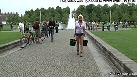 Грудастая блондинка мокрая в мокрой рубашке выставлена на публике