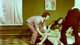 Винтажный моряк делится волосатой подругой с корабельными товарищами в ретро групповухе