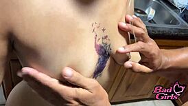 Redondo y Rubio Culo de Burbuja Latina Rebota en Polla. Tio Pervertido Cogiendo en Cocina Sin Ser Escuchados!