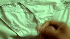 Masturbazione con mutande della ragazza, azione solo intensa