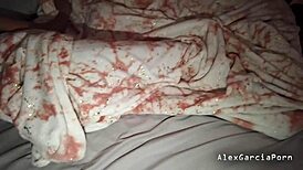 Despierto a mi hermanastra lamiendole la cola y las tetas en el dormitorio casero