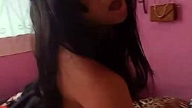 Filming alone on TikTok and reefs herself, a stunning beauty gets aroused