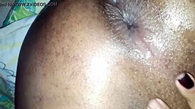 Crossdressing shemale får anal creampie i intens røvknul